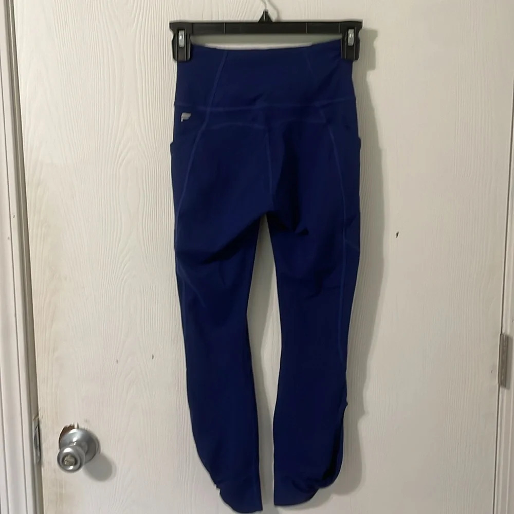 💰PureLuxe By Fabletics Asymmetrical Twist Blue/Purple Capris Leggings Size XS/S - Picture 6 of 7